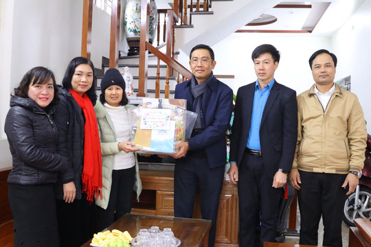 Lãnh đạo Sở GD&ĐT Hải Phòng thăm, tặng quà nhà giáo nhân dịp Tết Nguyên đán