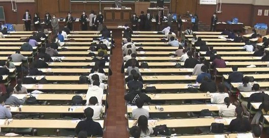 Chùm ảnh kỳ thi ĐH đặc biệt tại Nhật Bản: Thí sinh phải đợi 2 tuần mới được tham gia vì động đất