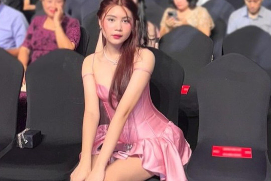 Ái nữ MC "giàu nhất Việt Nam" phải ngồi khép nép khi diện váy cực ngắn khoe chân thon