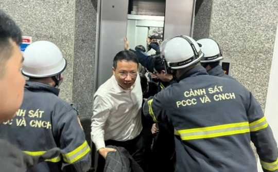 Cảnh sát giải cứu 7 người mắc kẹt trong thang máy tại trụ sở Bộ Công Thương