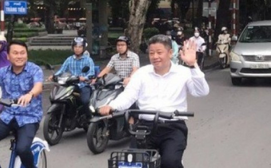 Phân luồng giao thông trên tuyến đường có làn xe đạp đầu tiên tại Hà Nội
