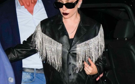 Lady Gaga biến hóa độc đáo với phong cách thời trang nữ cao bồi