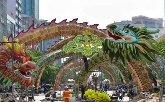 Cặp rồng “khổng lồ” uốn lượn trên đường hoa Tết ở trung tâm TP.HCM