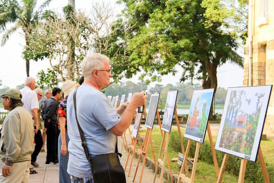 Du khách nước ngoài thích thú ngắm 60 tác phẩm nghệ thuật ‘Những nẻo đường Xuân’