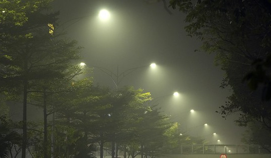 Không khí về đêm ở Hà Nội mù mịt trong lớp sương dày đặc, mờ ảo như Sapa