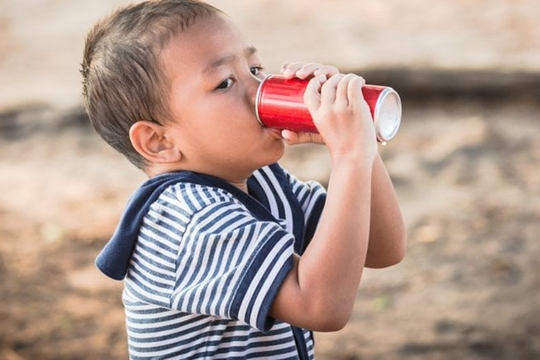 Hệ lụy sức khỏe khi trẻ uống nhiều nước ngọt có ga
