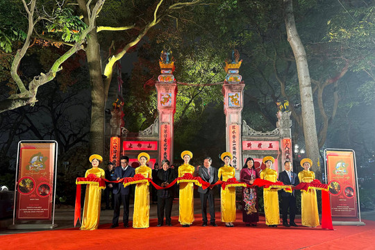Khám phá tour đêm tại đền Ngọc Sơn và hồ Hoàn Kiếm
