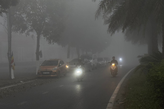 Sương mù xuất hiện dày đặc tại Hà Nội, làm sao để không ảnh hưởng tới sức khoẻ?