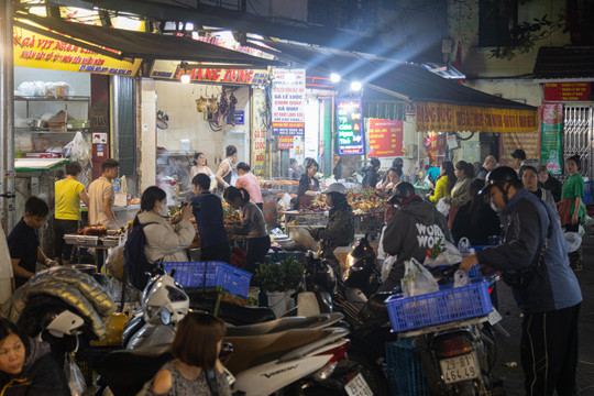 Chợ Hà Nội đông người sắm lễ ông Công ông Táo từ mờ sáng