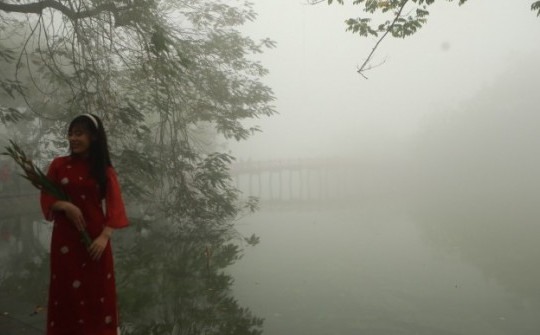 Ảnh: Người Hà Nội thích thú 'săn'... sương mù ở Hồ Gươm