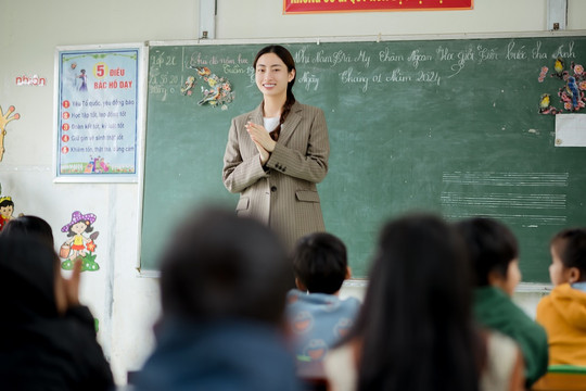Hoa hậu Lương Thùy Linh làm cô giáo sau tin đồn chuẩn bị lấy chồng