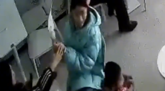 Cô gái bị đứa trẻ cướp 'trắng trợn' que kem trên tay, hành động của mẹ cậu bé khiến ai cũng bất bình