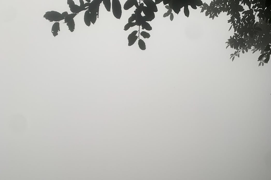 Ảnh: Hà Nội mù mịt trong làn sương dày đặc ngày ông Công ông Táo