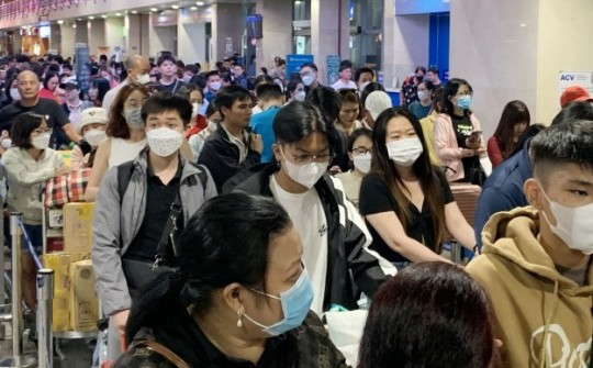 Nghìn người 'rồng rắn' xếp hàng ở sân bay Tân Sơn Nhất lúc nửa đêm để về quê