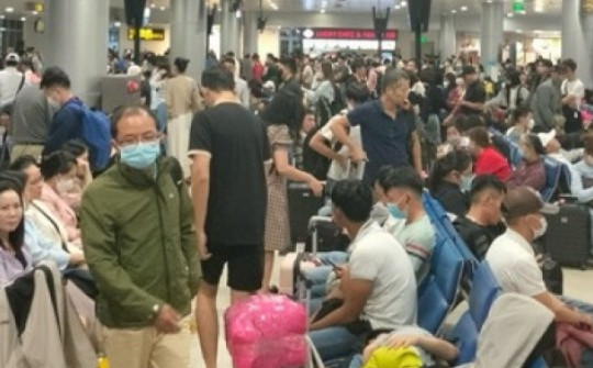 Người dân từ TP HCM ùn ùn về quê, sân bay và cao tốc đông nghẹt