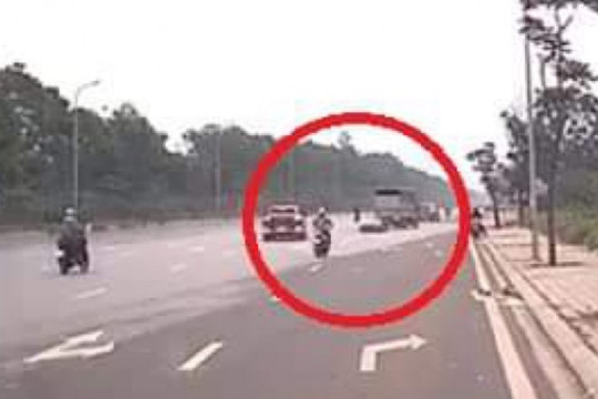 Clip: Ô tô tải chạy ẩu, húc ngã 2 người đi xe máy