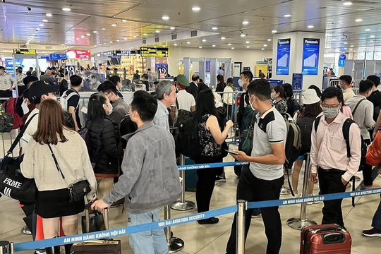 Khách bay Tết tăng vọt, sân bay Nội Bài ứng phó ra sao?
