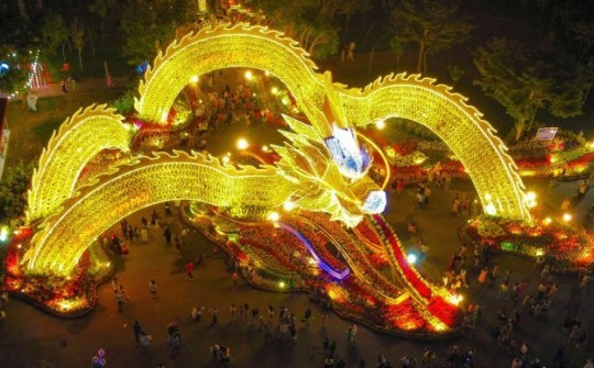 Linh vật rồng uốn lượn, đẹp lung linh về đêm ở Phú Yên nhận 'mưa' lời khen