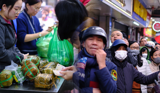 29 Tết, người Hà Nội xếp hàng dài mua bánh chưng, giò chả trên phố Hàng Bông