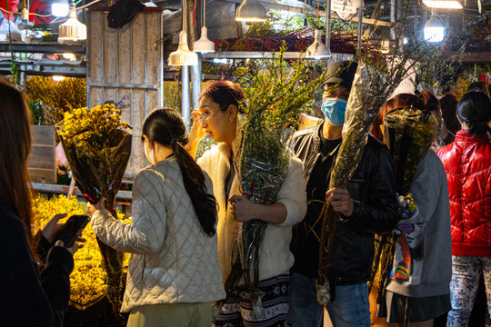 Chợ hoa Hà Nội đông nghẹt ngày giáp Tết, tấp nập mua bán suốt đêm