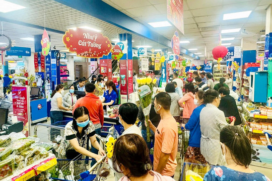 Người dân TP.HCM đổ xô mua sắm Tết, siêu thị quyết định mở cửa đến đêm