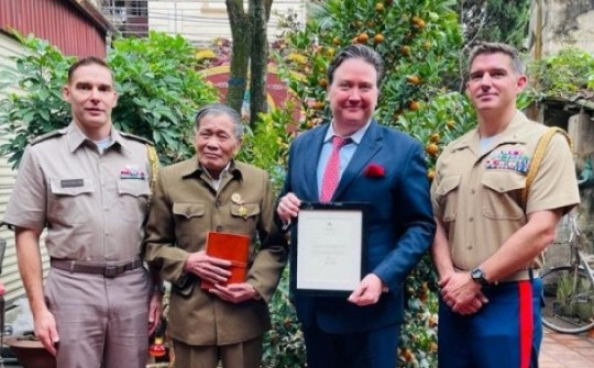 Đại sứ Mỹ Marc Knapper trao trả nhật ký cho cựu chiến binh Việt Nam