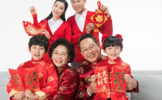 Hé lộ lý do người Trung Quốc thích mặc đồ màu đỏ đón Tết Nguyên đán