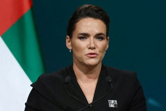 Tổng thống Hungary từ chức vì một quyết định ân xá