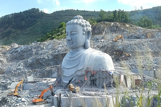 Độc đáo tượng Phật khổng lồ ‘mọc’ lên giữa núi đá ở Đà Nẵng