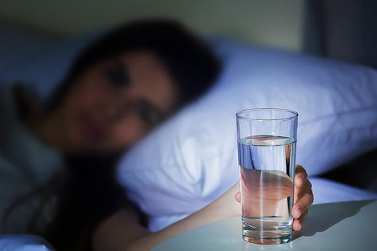 Uống nước ấm trước khi ngủ có tác dụng gì?