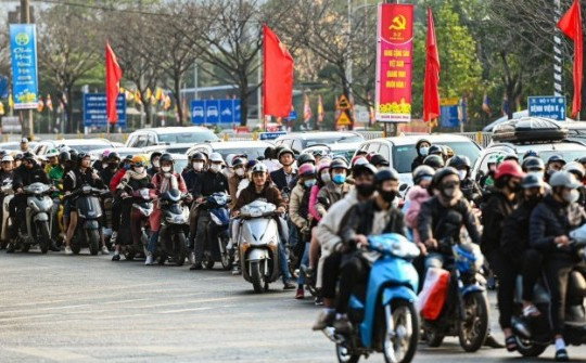 Mới mùng 3 Tết, người dân lỉnh kỉnh đồ đạc ùn ùn trở lại Hà Nội