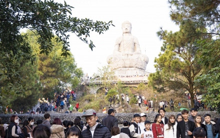 Hàng nghìn người ở Bắc Ninh chen chân trẩy hội chùa Phật Tích đầu xuân