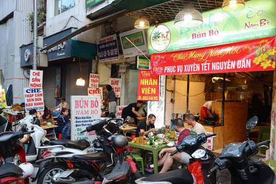 Hà Nội: Hàng quán đông khách, giá cả không tăng trong dịp Tết