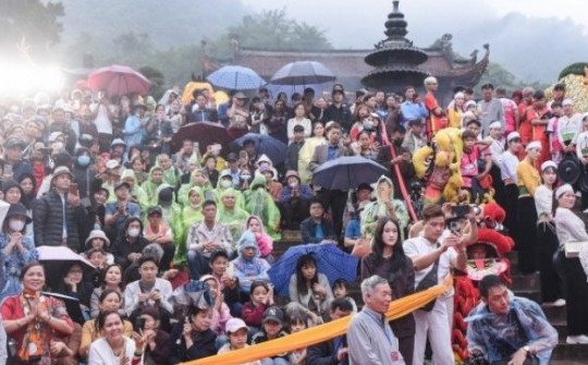 Hàng nghìn du khách đội mưa khai hội chùa Hương