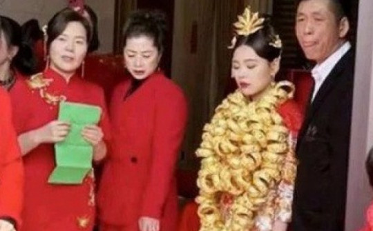 Cô dâu đeo trăm chiếc vòng rồng phượng, dân mạng Trung Quốc choáng ngợp