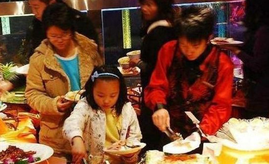 Ăn xong buffet túi áo bỗng căng phồng, cô bé 7 tuổi bị nhân viên nghi trộm đồ về: Sau khi kiểm tra, cả nhà hàng phải khóc
