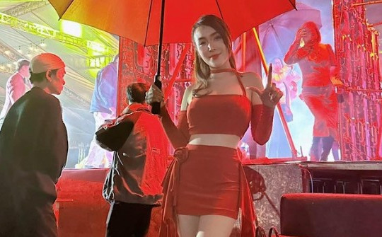 Vợ DJ của Khắc Việt "khai xuân" với trang phục khoe hình thể bốc lửa đi "chà đĩa"