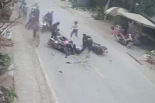 Clip: 2 xe máy đối đầu kinh hoàng, 4 người gặp nạn