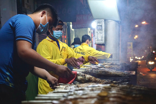 Quán vỉa hè thuê 40 người xuyên đêm nướng 4 tấn cá lóc bán ngày vía Thần Tài