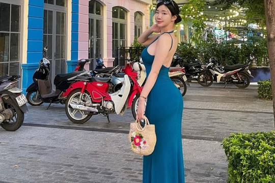 Người mẫu Hàn Quốc đến Việt Nam du lịch diện váy ôm sát body, khoe đường cong đẹp