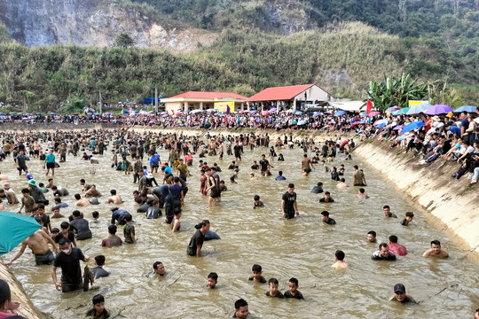 Hàng trăm người lao xuống hồ nước rộng lớn bắt cá cầu may ở Tuyên Quang