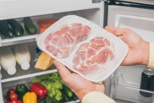 Thịt lợn để trong tủ lạnh quá thời điểm này có thể thành "quái vật" gây hại, khi nào nên vứt đi mà không cần tiếc nuối?