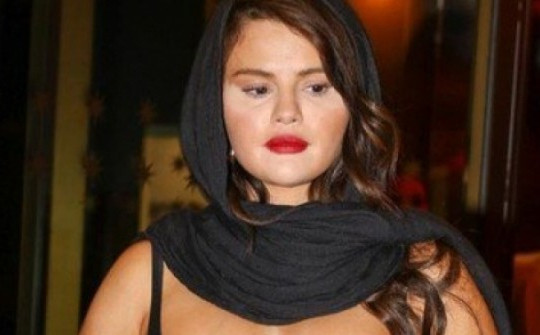 Mặc váy o ép vòng một, Selena Gomez nhận phản ứng trái chiều