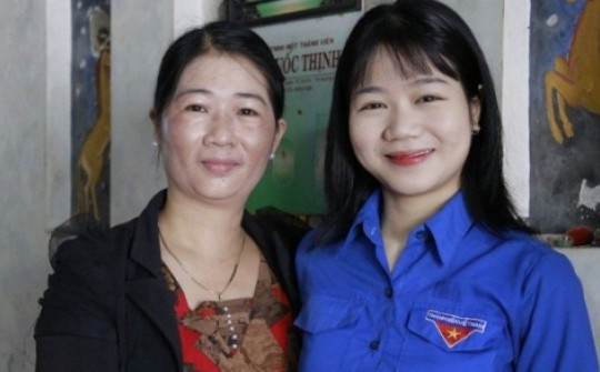 2 cô gái xin nghỉ việc, tự nguyện đăng kí tham gia nghĩa vụ quân sự