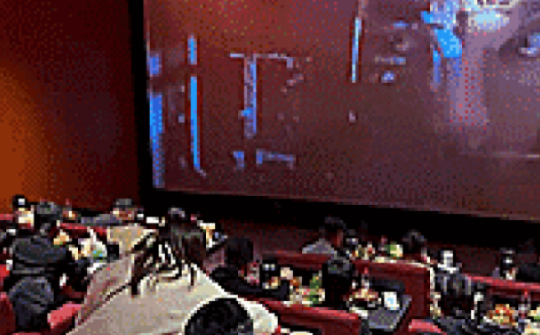 Trào lưu ăn lẩu trong rạp chiếu phim 'hot rần rần' ở Trung Quốc