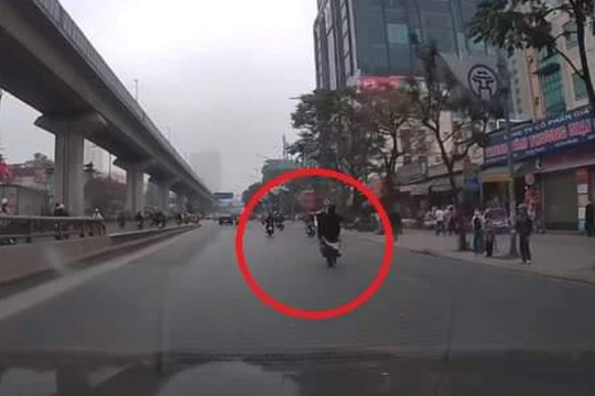Clip: 'Quái xế' lái xe máy SH bốc đầu trên đường phố Hà Nội
