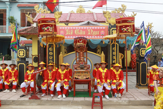 Du khách thích thú tham gia lễ hội cầu ngư ở làng biển Quảng Bình