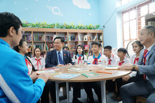 Chủ tịch Quốc hội trao tặng 'không gian đọc sách' cho trường học quê Bác