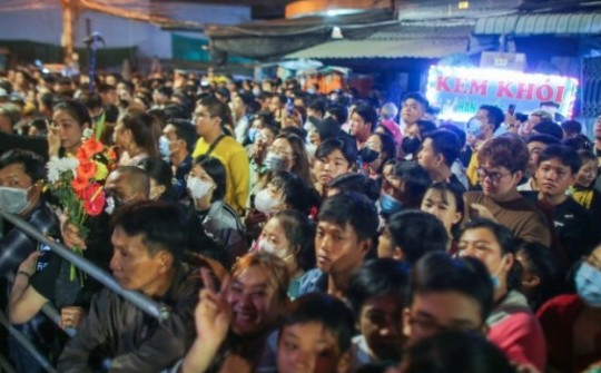 Hàng ngàn người tranh lộc trong đêm tại lễ hội Làm Chay