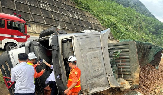 Ô tô tải lật trên cao tốc La Sơn - Túy Loan, một người tử vong